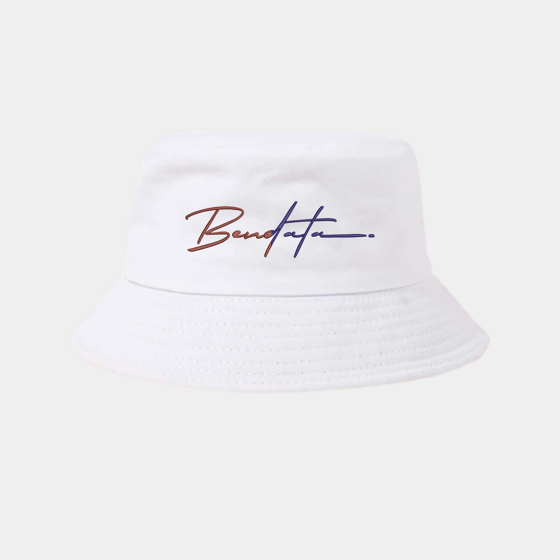Bucket hat bianco Bendata con logo ricamato rosso e blu, stile streetwear unisex